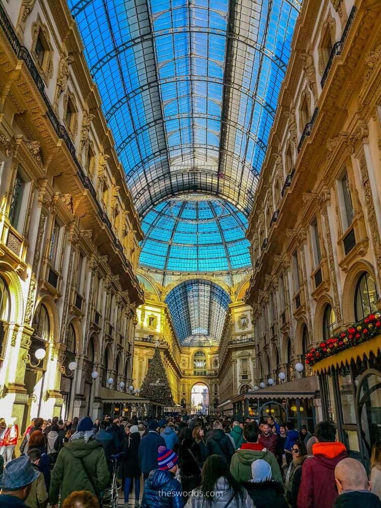 People at entrance to Galleria vittorio Emanuele